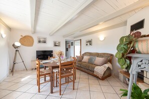 TV, fireplace - Gîte "Au Champ Fleuri" – Comfortable Stay in Plombières-les-Bains for 5 Guests (Plombières-les-Bains)