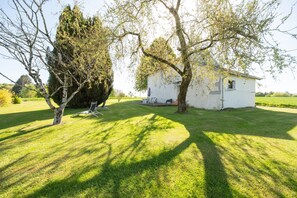 Property grounds - Gîte "Au Champ Fleuri" – Comfortable Stay in Plombières-les-Bains for 5 Guests (Plombières-les-Bains)