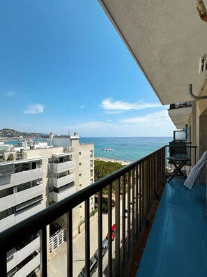 Property grounds - Luminous apartment with two balconies and swimming pool in front of the sea (Blanes)