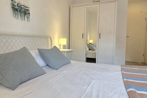 Iron/ironing board, WiFi, bed sheets - Luminous apartment with two balconies and swimming pool in front of the sea (Blanes)