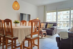 TV - Luminous apartment with two balconies and swimming pool in front of the sea (Blanes)
