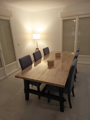 Dining - Large villa, close to the lakes, Troyes and Champagne cellars. (Montiéramey)