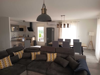 Large villa, close to the lakes, Troyes and Champagne cellars.