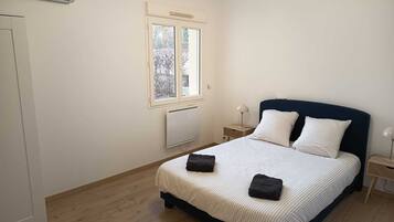 4 bedrooms, iron/ironing board, WiFi, bed sheets