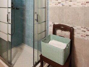 Dusche, Haartrockner, Bidet, Handtücher