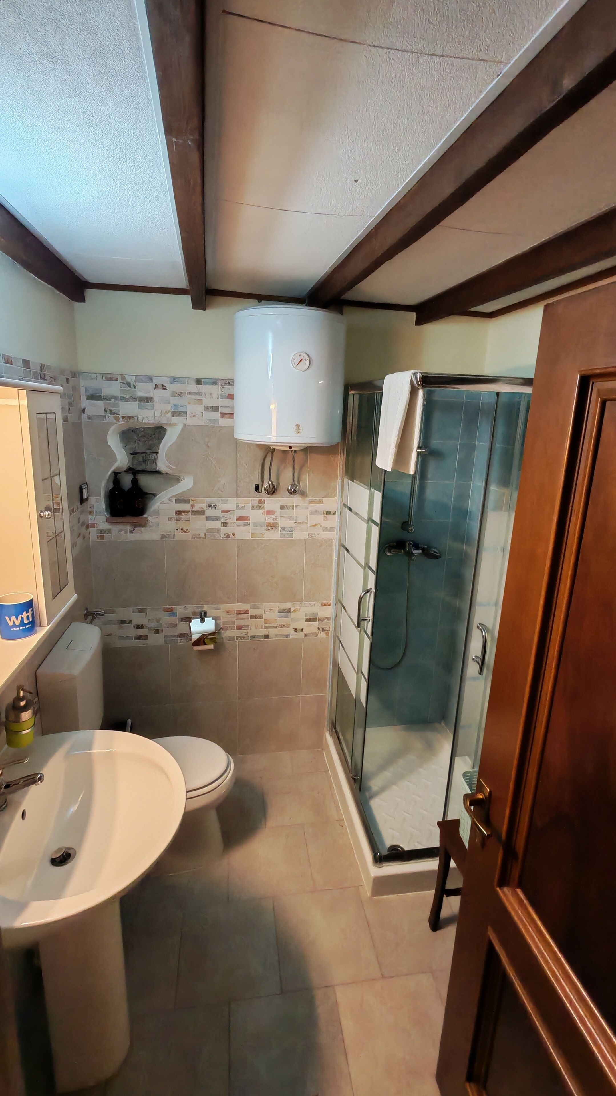 Chuveiro, secador de cabelo, bidê, toalhas de banho