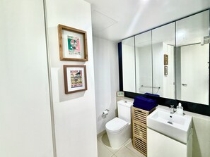 Sèche-cheveux, serviettes fournies, savon, shampoing