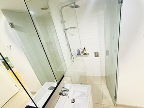 Hair dryer, towels, soap, shampoo - In the heart of Greville Street (Prahran)