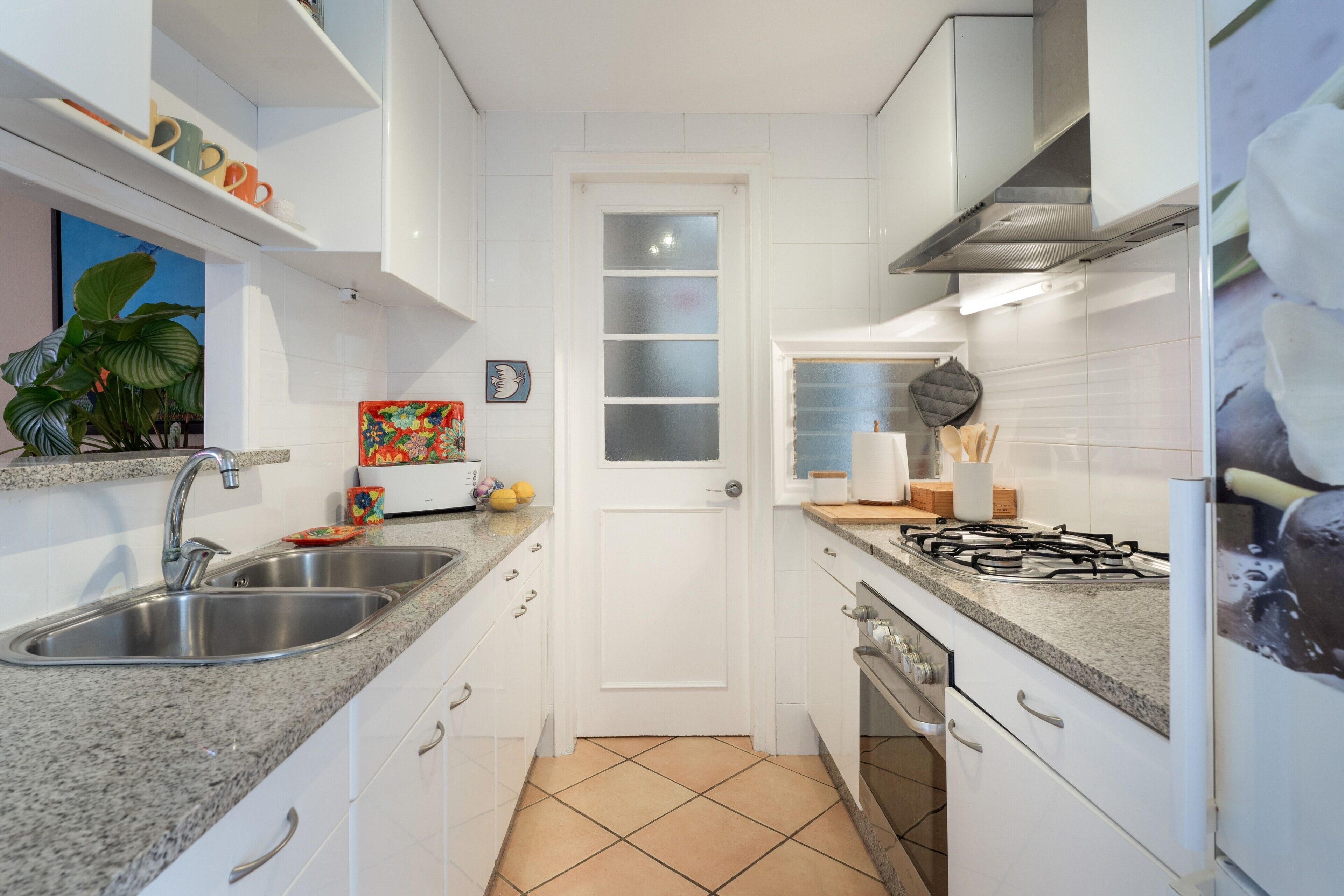 Coffee/tea maker, fridge, oven, stovetop