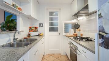 Coffee/tea maker, fridge, oven, stovetop