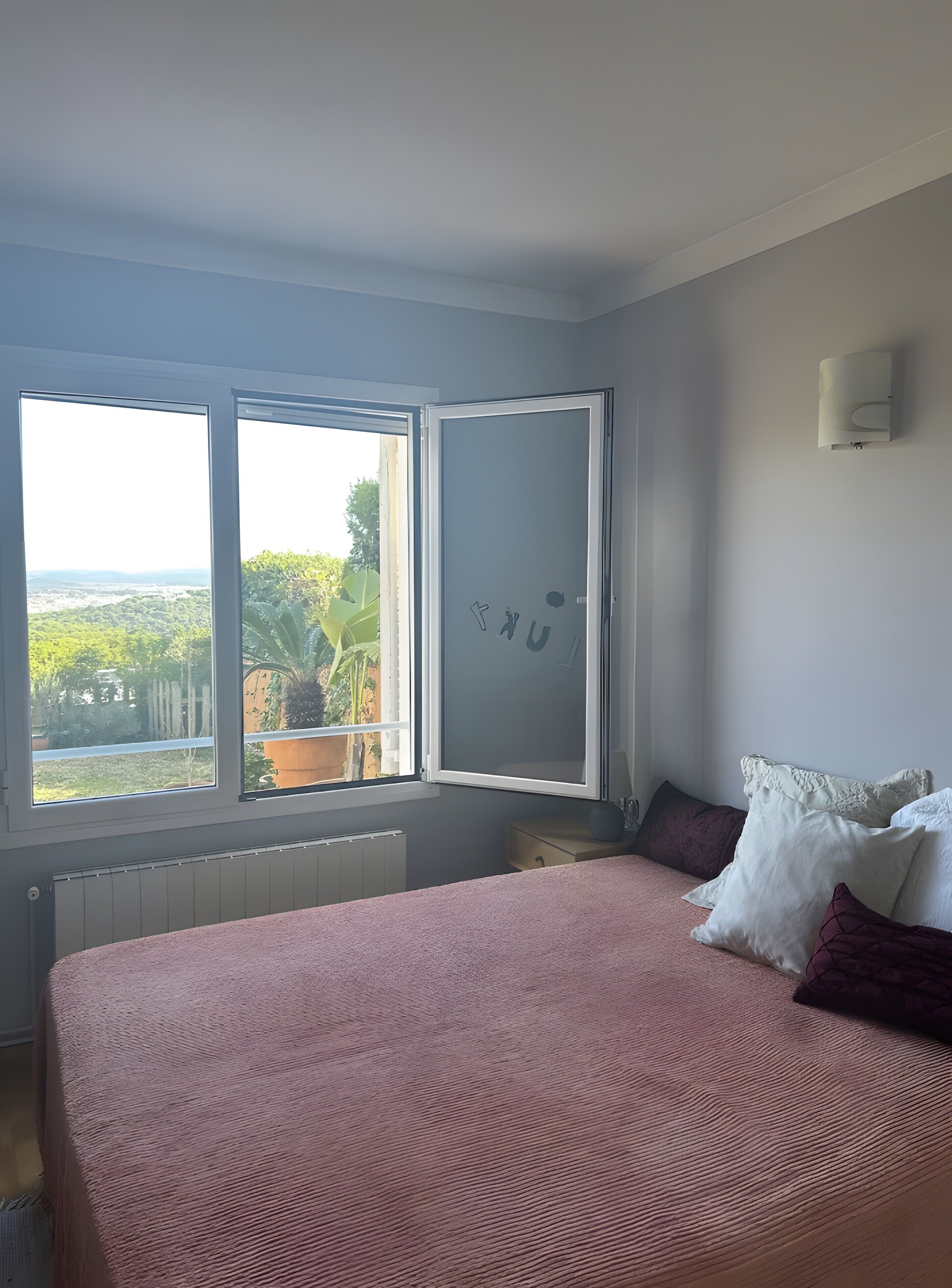 3 habitaciones, tabla de planchar con plancha, wifi y ropa de cama 