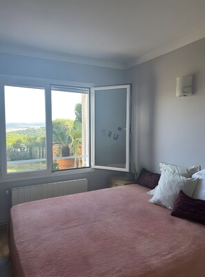 3 habitaciones, tabla de planchar con plancha, wifi y ropa de cama 