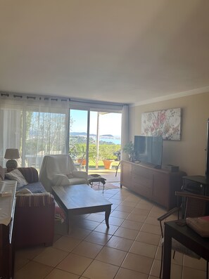 TV, fireplace - Apartment 'Vistas Mar Y Montaña' with Sea View, Shared Pool and Wi-Fi (Calonge)