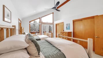 3 bedrooms, iron/ironing board, travel crib, free WiFi