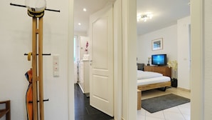 A hotel room with a bed, a television, a desk, and a chair. - Home port apartment 1 (Scharbeutz)