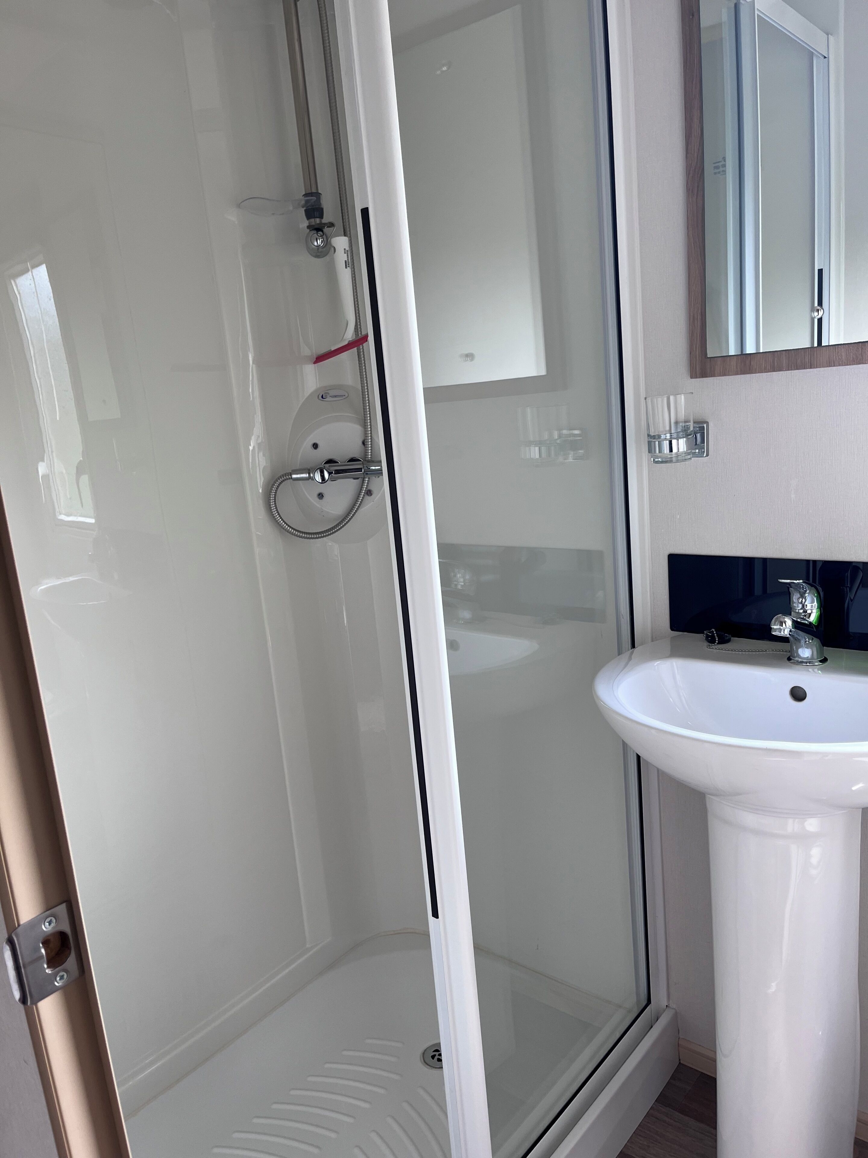 Dusche, Handtücher, Toilettenpapier