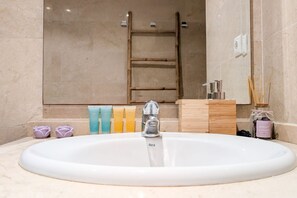 Shower, towels - CALA ALTA comfort apartment (Villajoyosa)