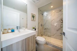 Bathroom - Warm 2BR Getaway with Sofa Bed. Great Downtown Access! (Toronto)