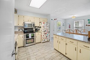 Fridge, microwave, oven, stovetop - When Pigs Fly, Pet/Bike friendly (North Myrtle Beach)