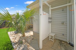 Terrace/patio - When Pigs Fly, Pet/Bike friendly (North Myrtle Beach)