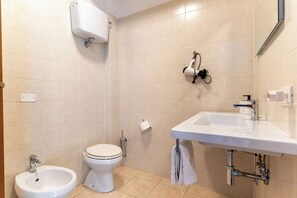 Dusche, Haartrockner, Bidet, Handtücher
