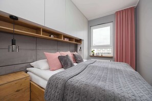 2 bedrooms, desk, iron/ironing board, travel cot - Comfortable Apartment | Parking | Balcony | Workspace. (Warszawa)
