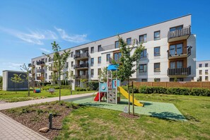 Children’s area - Comfortable Apartment | Parking | Balcony | Workspace. (Warszawa)