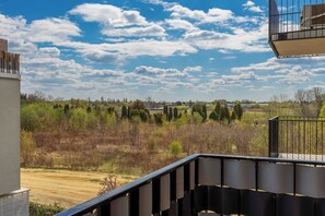 Property grounds - Comfortable Apartment | Parking | Balcony | Workspace. (Warszawa)