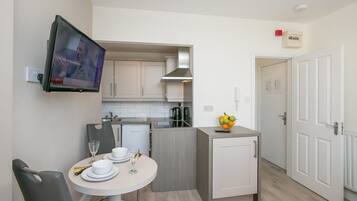 Studio, 1 Double Bed, Kitchen | Private kitchen | Mini-fridge, microwave, oven, stovetop