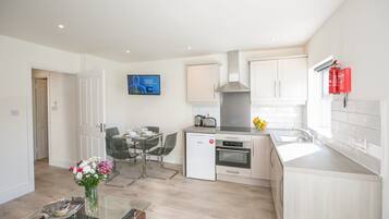 Apartment, 1 Bedroom, Kitchen | Private kitchen | Mini-fridge, microwave, oven, stovetop