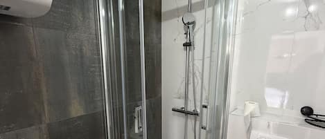 Douche, séchoir à cheveux, serviettes fournies