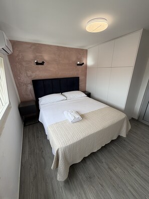 1 bedroom, free WiFi, bed sheets - Mediterraneo room S1 (Sukošan)