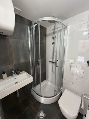 Douche, sèche-cheveux, serviettes fournies