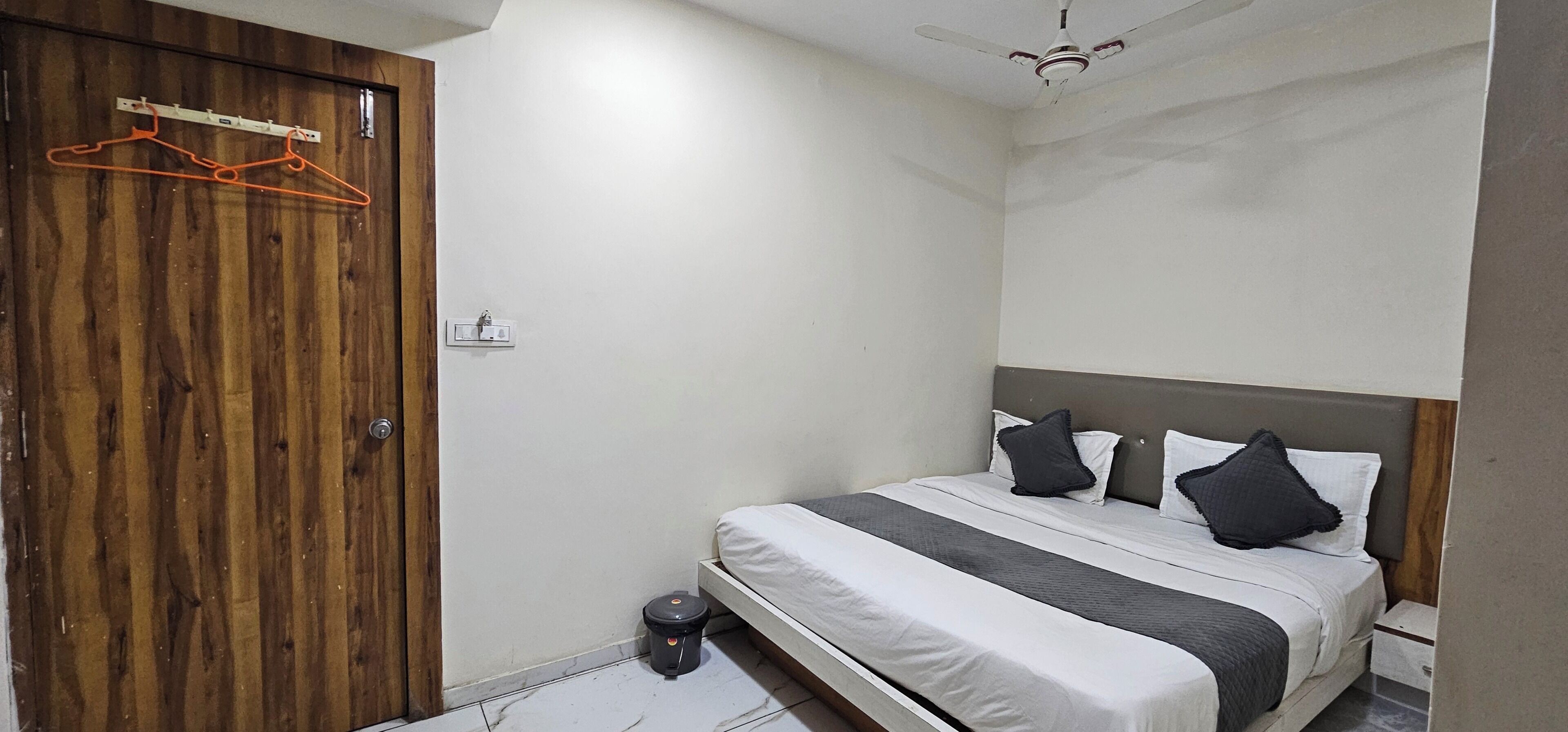Desk, laptop workspace, iron/ironing board, free WiFi