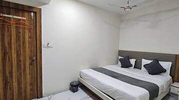 Desk, laptop workspace, iron/ironing board, free WiFi