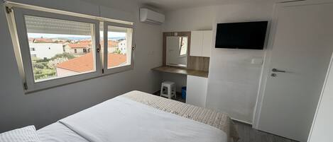Free WiFi, bed sheets