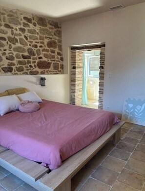 4 habitaciones, tabla de planchar con plancha, internet y ropa de cama 