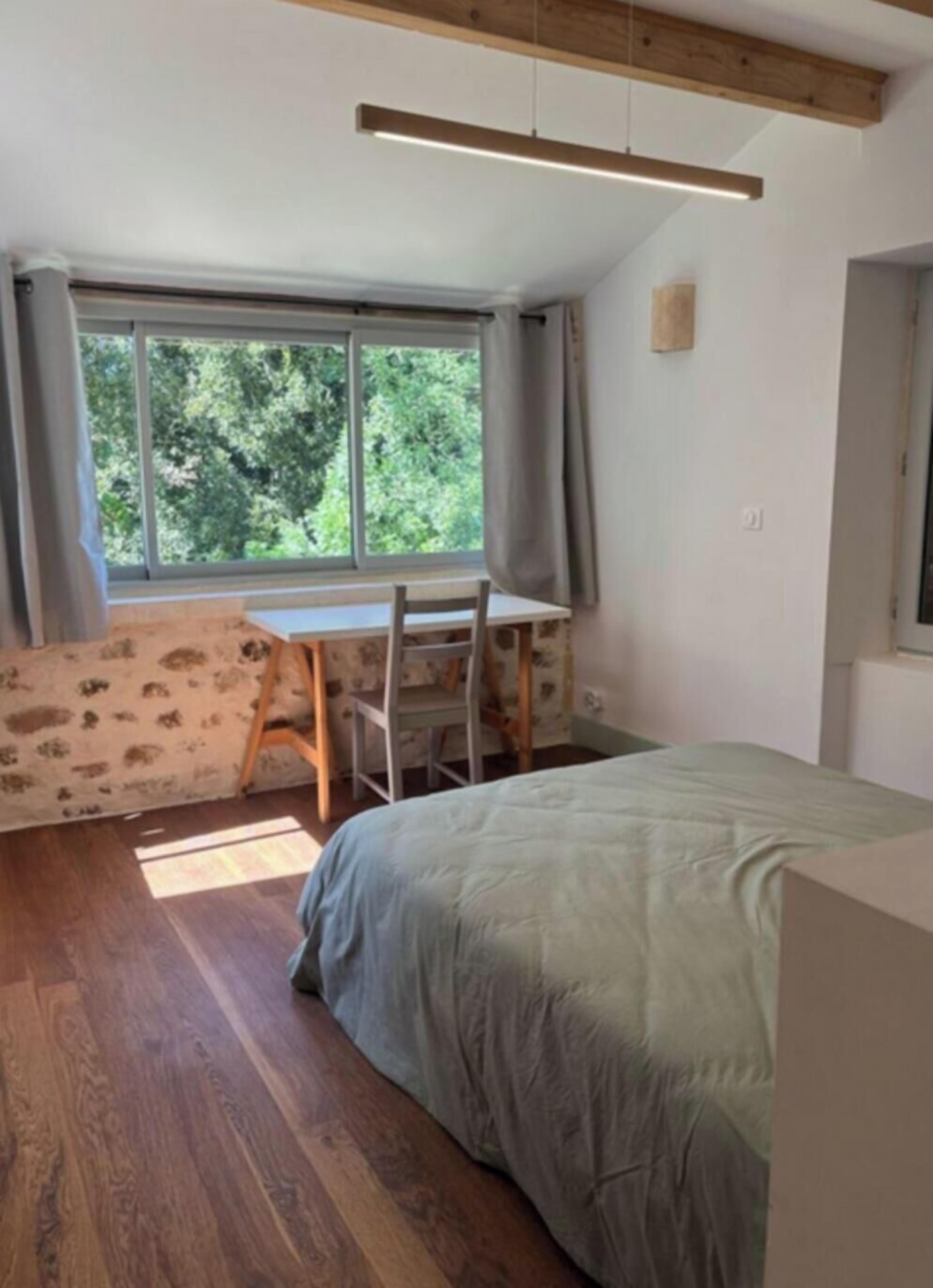 4 bedrooms, iron/ironing board, internet, bed sheets