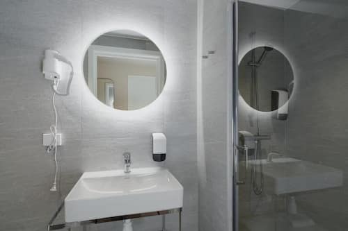 Habitación estándar doble | Baño | Ducha, secador de pelo, toallas y jabón