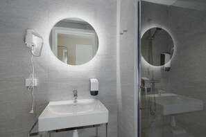 Standard Double Room | Bathroom | Shower, hair dryer, towels, soap - MAYA Apartments - Frogner (Oslo)