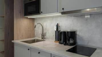 Superior Double Room, Balcony | Private kitchen | Mini-fridge, cookware/dishes/utensils
