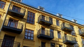 Un edificio de varios pisos con balcones y ventanas.