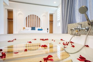 Indoor spa tub - Downtown Oasis Pool Villa  (Pattaya)
