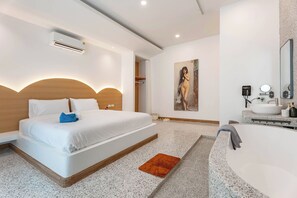 Villa Luxury, balcone, vista città | Biancheria da letto di alta qualità, una cassaforte in camera