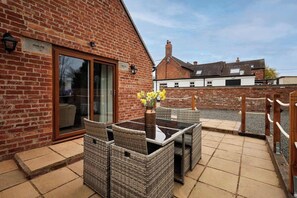 Outdoor dining - Host & Stay | Beagle Barn (Withington)