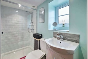 Shower, hair dryer, towels - Host & Stay | Beagle Barn (Withington)