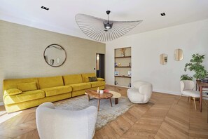 TV, offices - Superb AC apartement Vendome Saint Honore (Paris)