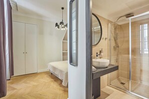 Shower, hair dryer, towels, shampoo - Superb AC apartement Vendome Saint Honore (Paris)