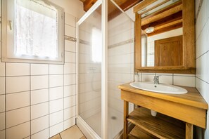Bathroom - Le Grand Cèdre Cottage in Haut-Languedoc with Terrace and Pool (Le Soulié)