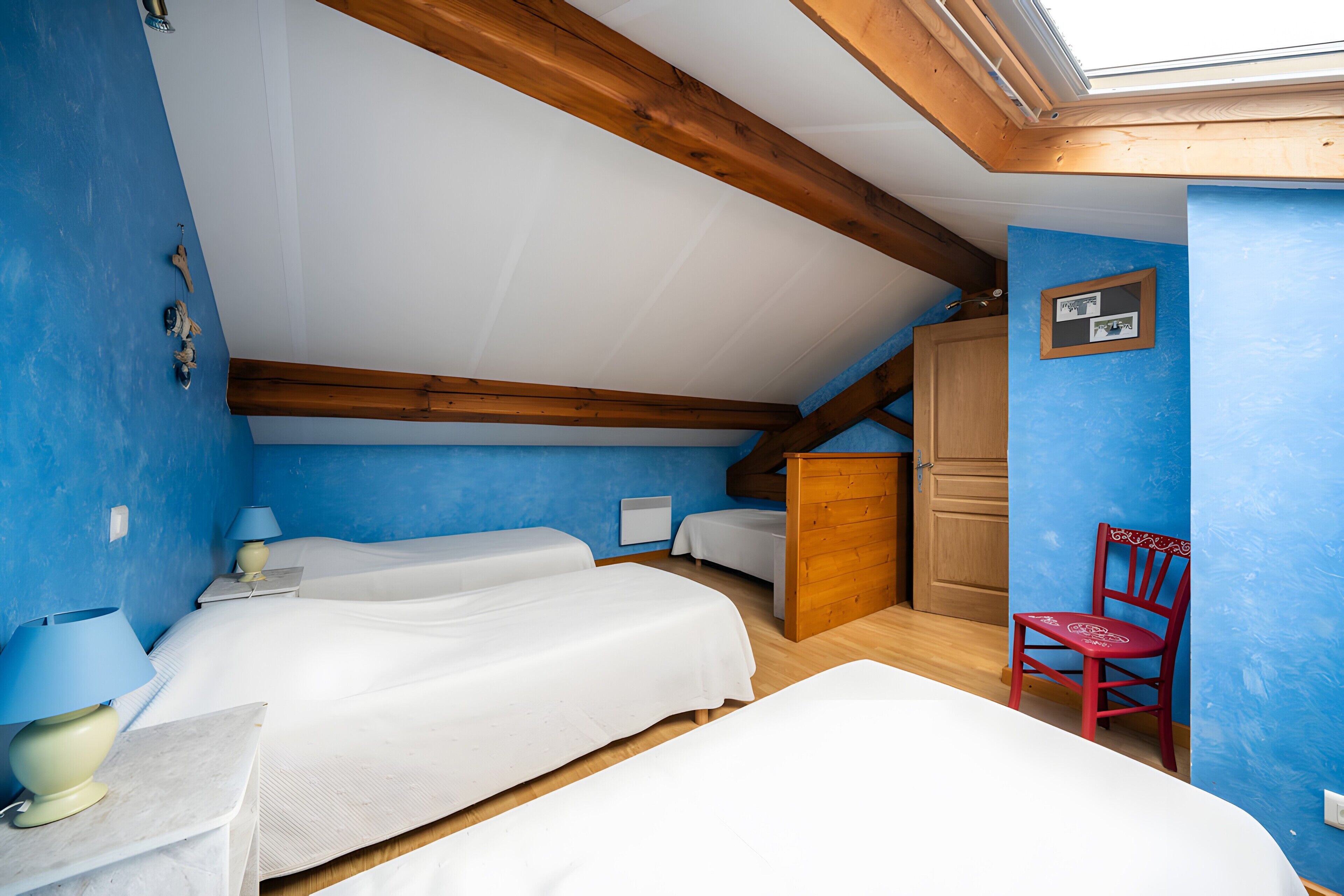 4 bedrooms, iron/ironing board, WiFi, bed sheets